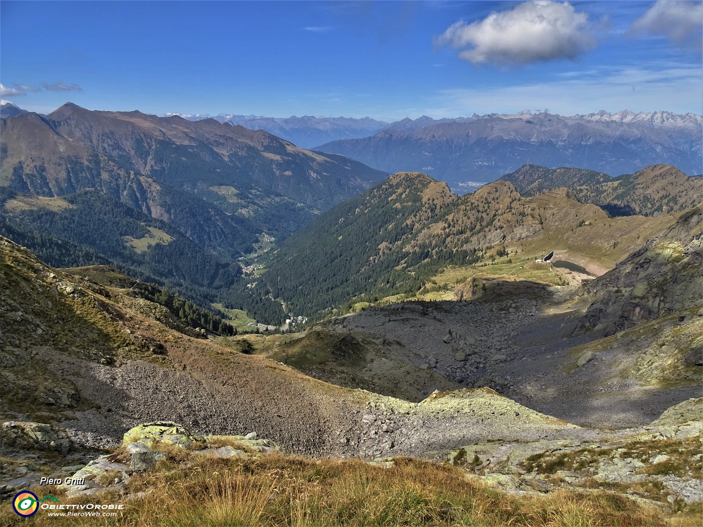 67 Vista sul Lago di Pescegallo a dx, la Val Gerola a sx e le Alpi sullo sfondo.JPG